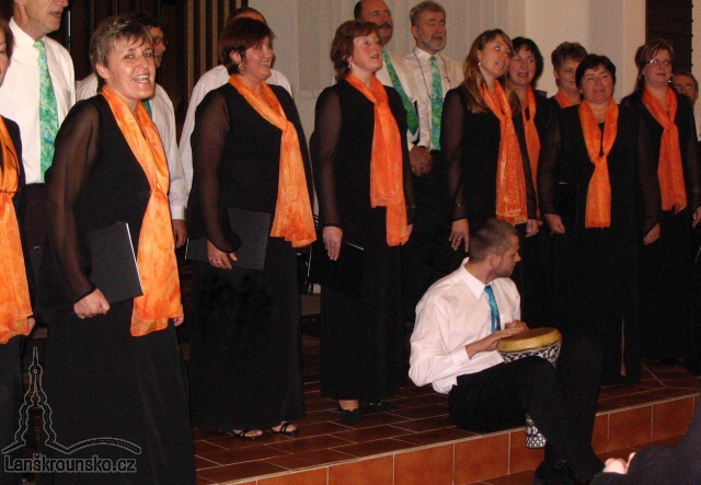 09_Temperamentni africkou skladbu doprovazi bubinek.jpg